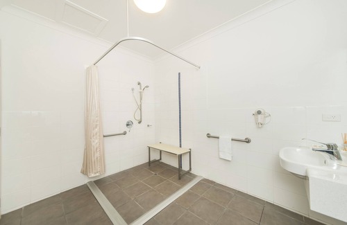 Taranganba Hotel | Relax at The Coast Motel: 4-Star Retreat with Pool & Breakfast