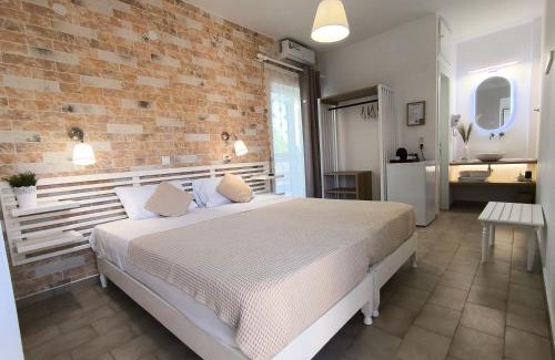 Anaxos Apartment | Oceanfront Haven: The Coast with Stunning Views & Dining