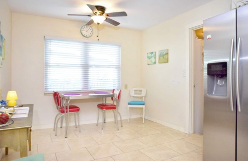 Disston Heights House | Guest Rated 9.8: The Coastal Cottage with Spa & Breakfast