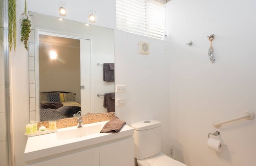 Portarlington Apartment | Relaxing Coastal Studio Retreat at Arlingtons with Pool
