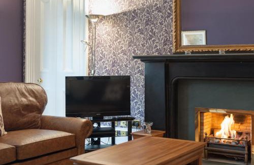 Haymarket Apartment | Coates Gardens Residence: Family-Friendly Retreat Awaits