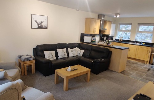 Tarbet Cottage | Cozy Cobbler Cottage: Family & Pet-Friendly Getaway