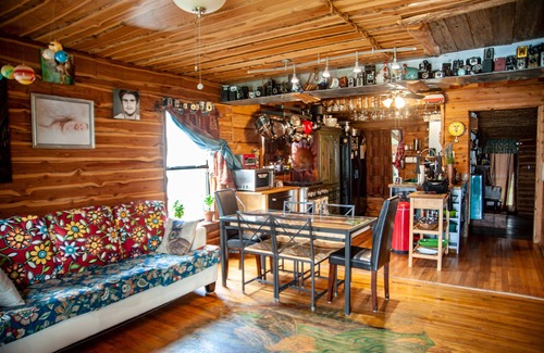 Brentwood Cabin | Explore Ocean View Comfort at The Coffey Grounds