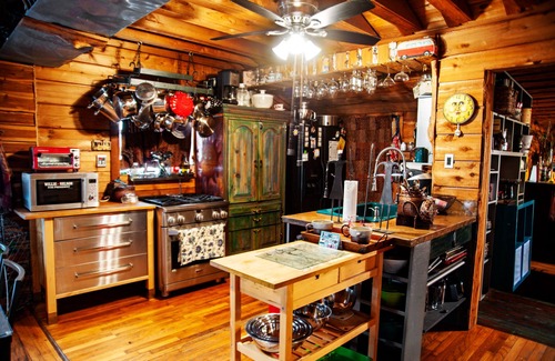 Brentwood Cabin | Explore Ocean View Comfort at The Coffey Grounds