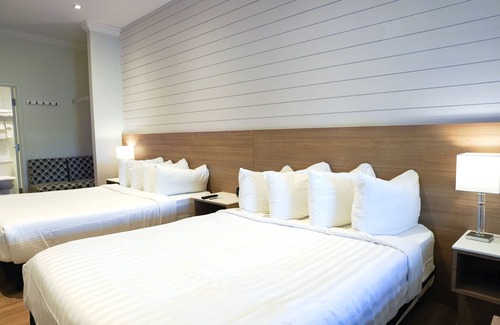 Grand Bend Hotel | Colonial Hotel & Suites: Family-Friendly Comfort Awaits