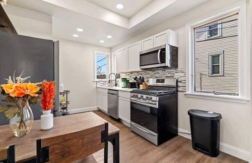 Mount Washington House | Experience Colorful Comfort at Mt Washington with Deck