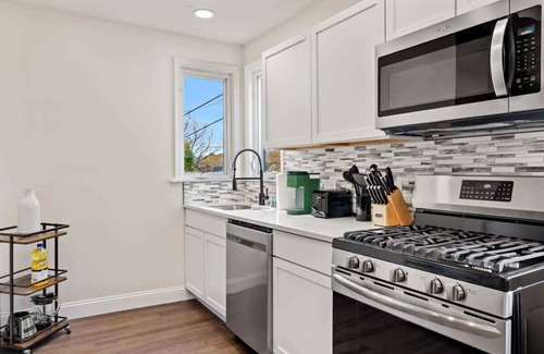 Mount Washington House | Experience Colorful Comfort at Mt Washington with Deck