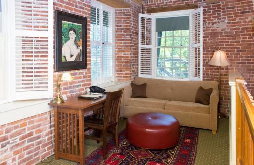 Claremont Hotel | Relax at The Common Man Inn & Restaurant - 4-Star Retreat