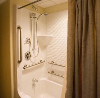 Claremont Hotel | Relax at The Common Man Inn & Restaurant - 4-Star Retreat
