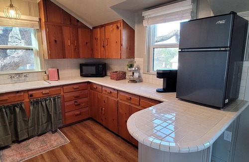 Stephenville Apartment | Top-Rated Compass Loft Studio with EV Charger & Breakfast
