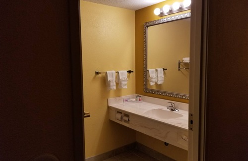 Owosso Hotel | Discover Comfort at The Comstock Inn and Conference Center