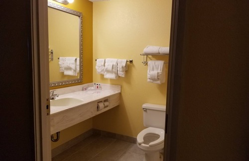 Owosso Hotel | Discover Comfort at The Comstock Inn and Conference Center