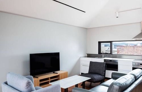 Hobart Central Business District House | The Conservatory Summ
