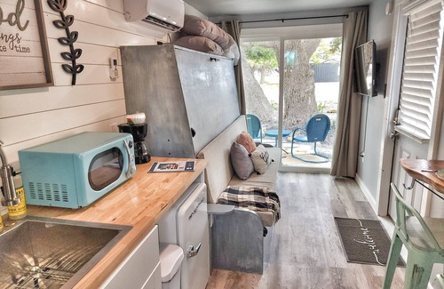 Johnson City House | Unforgettable Stay at The Container Retreat with Ocean View