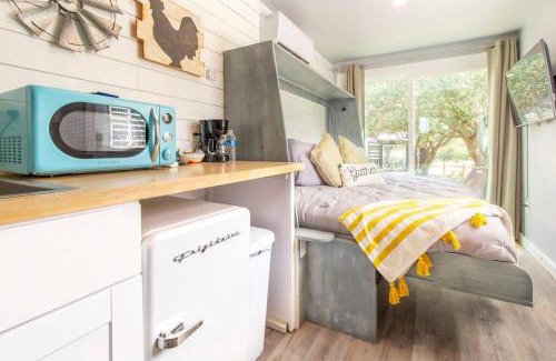Johnson City House | Discover The Container Retreat: Relax Under Starry Nights