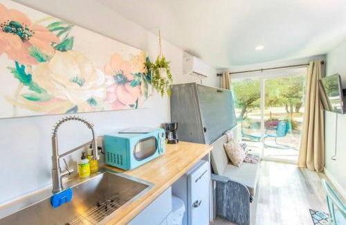 Johnson City House | Discover The Container Retreat: Relax Under Starry Nights