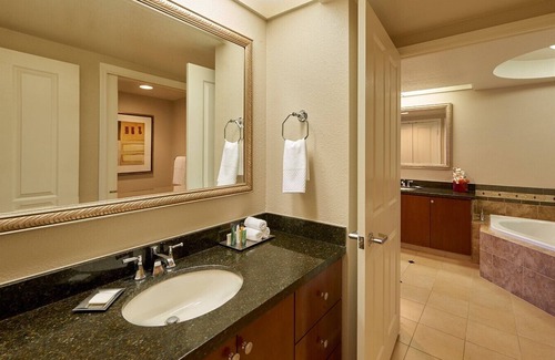 Las Vegas Resort | Prime Location: The Convention Reprieve Near the Strip