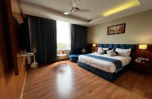Meerut Hotel | Discover The Conway: Oceanfront Escape with Family-Friendly Amenities