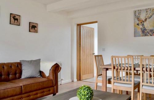 Strathcarron House | Experience The Coolins Cottage with Cozy Wood Burner