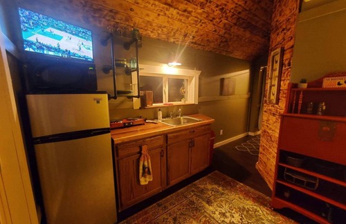 Williamsburg House | Cozy Guest House Retreat Just 3 Miles from GLEF