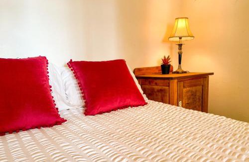 Coorow Hotel | Cozy Stay at The Coorow Hotel with Breakfast Included