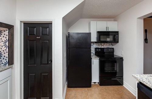 Des Moines House | Unwind at The Corn Crib: Spa, Game Room & Ocean Views