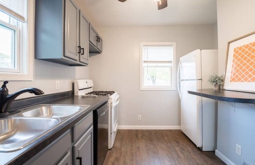 West Peoria House | Modern 2BD Corner Cottage with Kitchen in Peoria