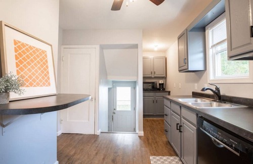 West Peoria House | Modern 2BD Corner Cottage with Kitchen in Peoria