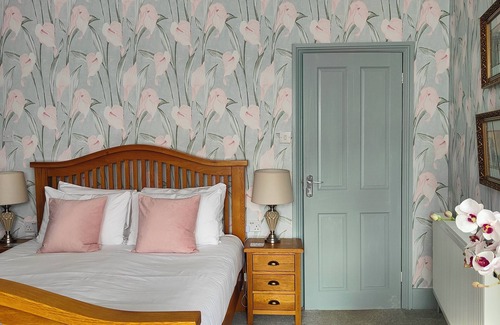Lowestoft Bed & Breakfast | Experience The Corner House: Guest Rated 9.8 with Breakfast