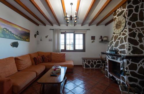 Valsequillo de Gran Canaria Villa | Discover The Corner of Dreams: Pool & Rural Retreat Awaits