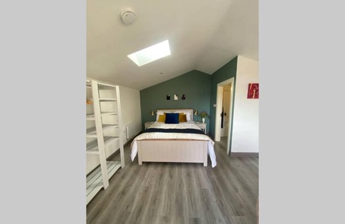 Oranmore Apartment | Cozy Cabin Retreat by the Shore - Guest Rated 9.3/10