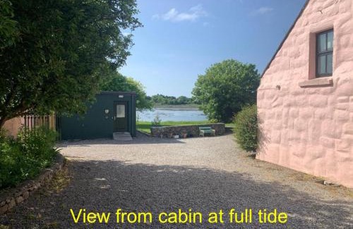Oranmore Apartment | Cozy Cabin Retreat by the Shore - Guest Rated 9.3/10