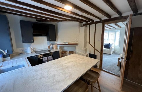 Tenterden House | Cozy Retreat at The Cottage, 13 Golden Sq. - Family Friendly