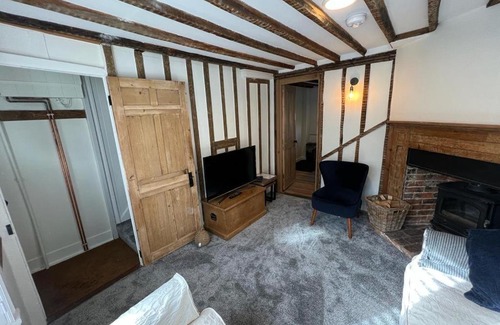 Tenterden House | Cozy Retreat at The Cottage, 13 Golden Sq. - Family Friendly