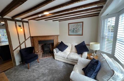 Tenterden House | Cozy Retreat at The Cottage, 13 Golden Sq. - Family Friendly