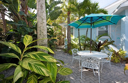 Clearwater Beach Cottage | Beachside Retreat: The Cottage with Pool & Ocean Views