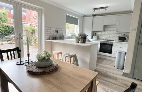 Southport House | Idyllic Cottage Retreat: Pet & Child Friendly Getaway