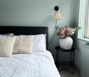 Southport House | Idyllic Cottage Retreat: Pet & Child Friendly Getaway