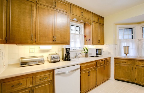 Regina Cottage | Exceptional Stay at The Cottage: Urban Retreat with Spa