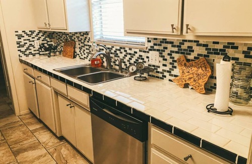 Weatherford House | Guest Rated 10/10: The Cottage at Clark Gardens Awaits