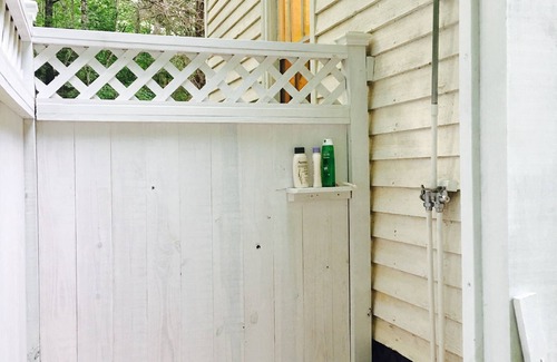 Salisbury House | Experience The Cottage at Henry Connor Bost Farm Retreat