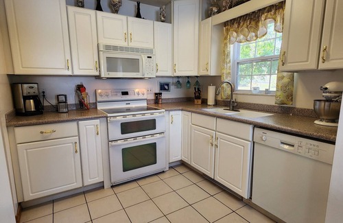 Hubbard Lake House | Pet-Friendly Getaway at The Cottage at Hubbard Lake