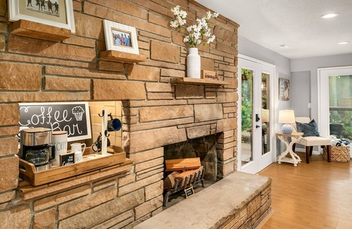Inglewood Cottage | Dog-Friendly Retreat at Lake Sammamish with Pool Access