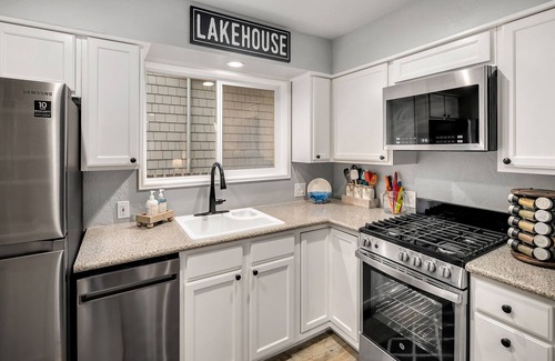 Inglewood Cottage | Dog-Friendly Retreat at Lake Sammamish with Pool Access