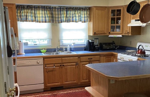 Blue Ridge Cottage | Cozy Cottage at Oakland Green Farm with Family-Friendly Perks