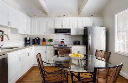Downtown Charleston Cottage | Experience The Cottage at St. Philip Square - Guest Rated 9.8