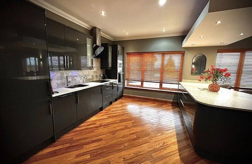 Bathgate House | Top-Notch Stay at The Cottage at The Vu - Rated 10/10!