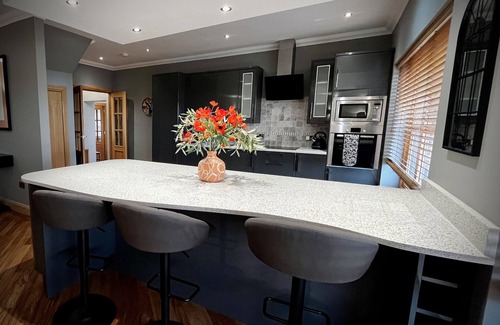 Bathgate House | Top-Notch Stay at The Cottage at The Vu - Rated 10/10!