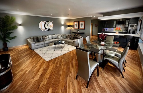 Bathgate House | Top-Notch Stay at The Cottage at The Vu - Rated 10/10!