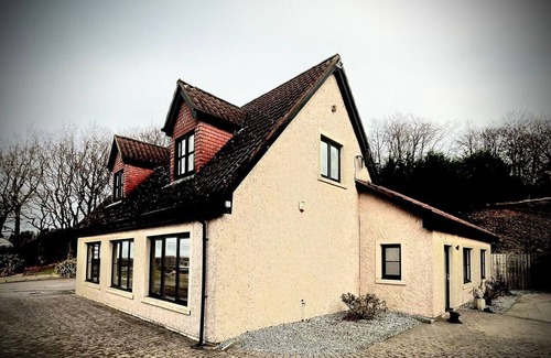 Bathgate House | Top-Notch Stay at The Cottage at The Vu - Rated 10/10!